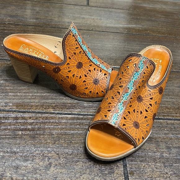 EUC Leather Slip on heels - Picture 2 of 8